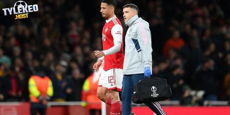 Arsenal mất Saliba, MU được khuyên chiêu mộ Alex Scott